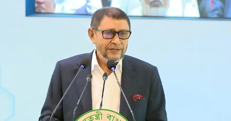 কথা বলছেন স্বাস্থ্যমন্ত্রী